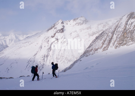 Sciatori sul ghiacciaio Asulkan, Rogers Pass area, Selkirk Mountains, Canadian Rockies, British Columbia, Canada Foto Stock