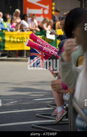 La folla fodera una strada al Flora London Marathon 2007 Foto Stock