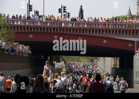 La folla di spettatori al Flora London Marathon 2007 Foto Stock