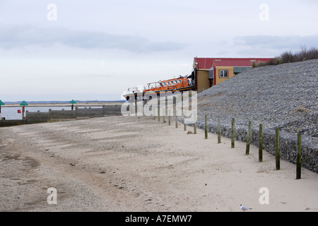 Scialuppa di salvataggio e le difese del mare, Pozzi accanto al mare, Norfolk, Inghilterra Foto Stock