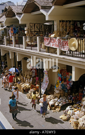 Strada del mercato vendono souvenir turistici Nassau Isola Nuova Providence Bahamas Foto Stock