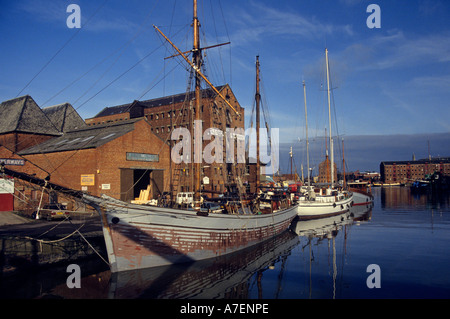 I magazzini e le imbarcazioni tradizionali Gloucester docks Gloucester England Regno Unito Foto Stock