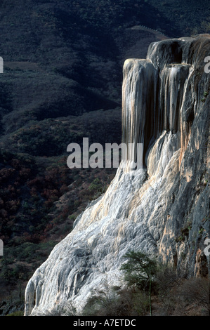 Messico Oaxaca, Hirve el Agua, l'acqua bolle, pietrificato minerali formano piscine e cascate gelate Foto Stock