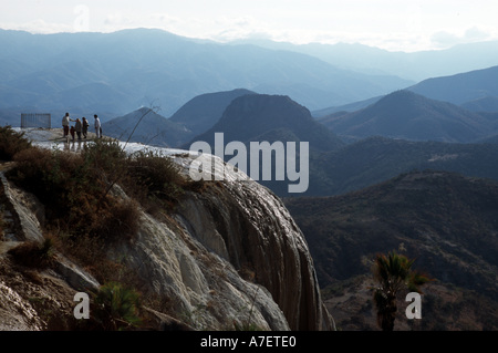 Messico Oaxaca, Hirve el Agua, l'acqua bolle, pietrificato minerali formano piscine e cascate ghiacciate. Foto Stock