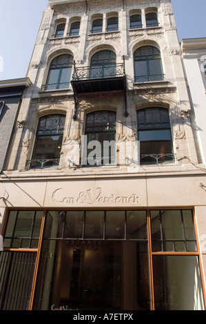 Facciata del negozio di tappeti orientali con Verdonck a Den Haag, l'Aia, Olanda. Storico edificio Art Nouveau con intagli e finestre in pietra ornamentali. Foto Stock