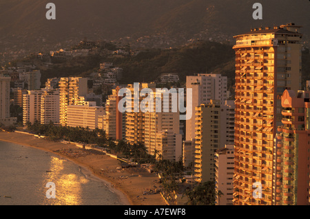 Nord America, Messico, Guerrero, Acapulco vista del tramonto sulla spiaggia dal piano superiore della Hyatt Regency Acapulco Foto Stock