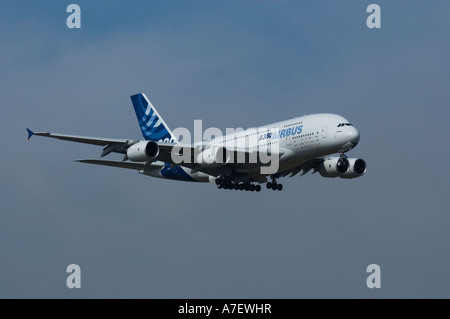 Airbus A380 avvicinando Franz-Josef-Strauss-Airport, Monaco di Baviera, Germania Foto Stock