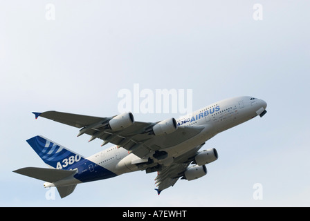 Airbus A380 avvicinando Franz-Josef-Strauss-Airport, Monaco di Baviera, Germania Foto Stock