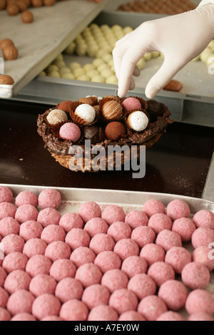 Le uova di pasqua di cioccolato sono riempiti con tartufi in una pasticceria Foto Stock