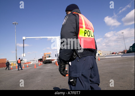 Delle dogane e della protezione delle frontiere degli ufficiali osservare le operazioni di un VACIS al Porto di Newark Container Terminal in Newark 24 Feb 2006 Foto Stock