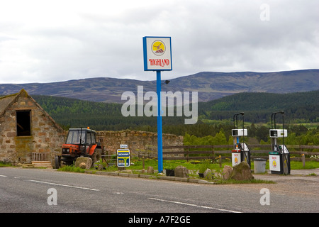 2006 vecchie pompe a benzina aperte 24 ore Coilacreich Highland rurale Scottish stazione di rifornimento di benzina Ballater, Aberdeenshire Scozia UK Foto Stock