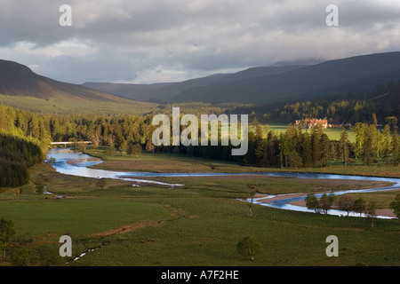 Fiume Dee livelli estivi vista verso il Mar Lodge, Braemar, Cairngorms National Park Royal Deeside Scotland Regno Unito Foto Stock