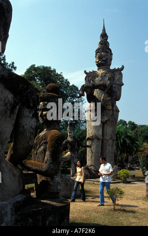 Turisti locali a piedi tra sculture, Wat Xieng Khuan Buddha Sculpture Park, Laos Foto Stock