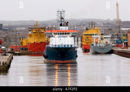 La città di Aberdeen Harbour e il movimento della piattaforma petrolifera Supply vessels, Scotland, Regno Unito Foto Stock