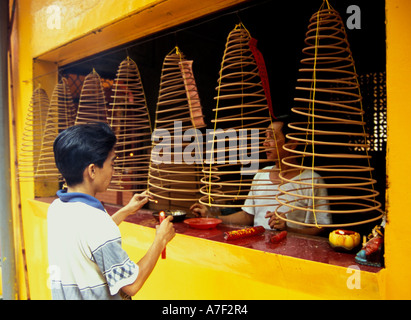 Spirale/bobine di incenso a pagoda, distretto di Cholon, ho Chi Minh City, Vietnam Foto Stock