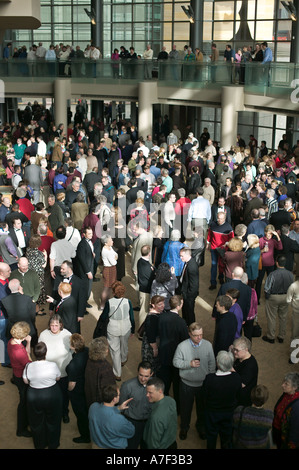 Gli uomini di Seattle del coro dei frequentatori del concerto nella lobby dell alla Benaroya Hall durante l'intervallo vista dal balcone sopra Seattle Washington Foto Stock