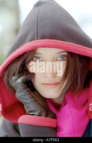 Ritratto di una giovane donna che indossa cappotto invernale con cappuccio Foto Stock