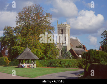 Villaggio Verde a Woodbastwick Norfolk Broads East Anglia Norfolk England Regno Unito Foto Stock