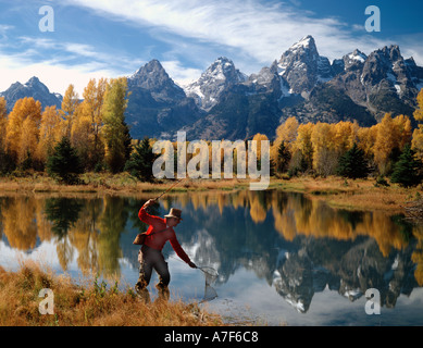 Pesca a mosca a Schwabaker Beaver stagni lungo il fiume Snake in Grand Teton National Park Wyoming Teton picchi in background Foto Stock