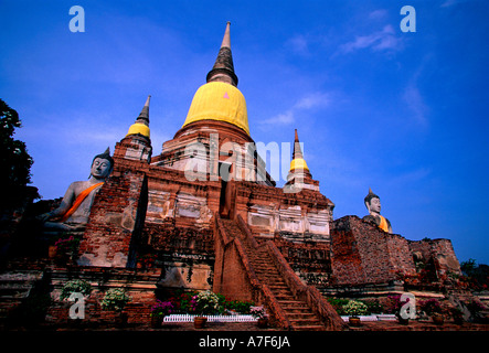 Grande Chedi, Chaya Mongkol, Tailandese statua del Buddha, statua del Buddha, Wat Yai Mongkol Chaya, Ayutthaya, Provincia di Ayutthaya, Thailandia, Sud-est asiatico, in Asia Foto Stock