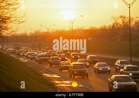 Detroit Michigan mattina presto ora di punta il traffico è paraurti a paraurti sulla Interstate 94 Foto Stock