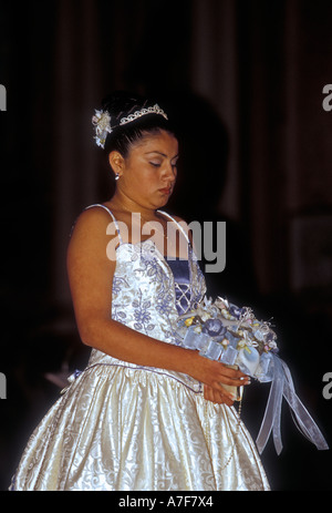 1, una ragazza messicana, messicano, ragazza, la quinceanera, quinceanera, servizio di chiesa, servizio religioso, san luis potosi, san luis potosi, Messico Foto Stock