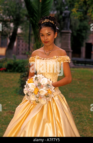 1, una ragazza messicana, messicano, ragazza, celebrando, quindicesimo compleanno, la quinceanera, la città di san luis potosi, san luis potosi, Messico Foto Stock