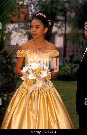 1, una ragazza messicana, messicano, ragazza, celebrando, quindicesimo compleanno, la quinceanera, la città di san luis potosi, san luis potosi, Messico Foto Stock