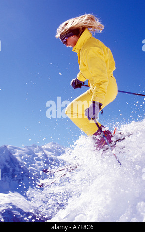 Sciatore femmina saltando in polvere vicino a Chamonix Francia Foto Stock