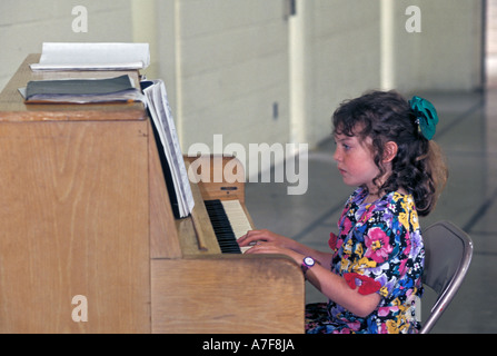 Livonia Michigan Mariel West 9 suona il pianoforte durante un recital Foto Stock