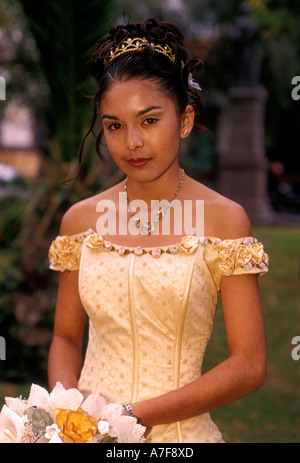 1, una ragazza messicana, messicano, ragazza, celebrando, quindicesimo compleanno, La Quinceanera, la città di San Luis Potosi, San Luis Potosi, Messico Foto Stock