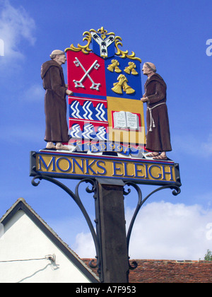 Monks Eleigh close up di colorato villaggio segno raffigurante le figure e le caratteristiche associate con l'area di Suffolk East Anglia England Regno Unito Foto Stock