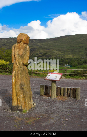 Un intaglio di un druido in layby opposta a molly gallivan's Cottage e sala da tè, Co. Kerry, Irlanda. Foto Stock