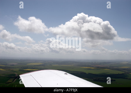 Elevato livello obliquo di vista aerea sud dalla finestra di sinistra di Piper Seneca aereo in Didcot Oxfordshire England Regno Unito Foto Stock