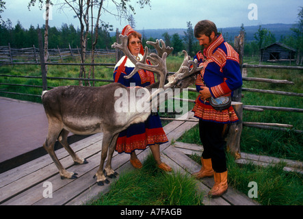 Popolazione Sami con le renne, Sami donna, uomo Sami, renne, Konttaniemi fattoria di renne, a nord di Rovaniemi, al di sopra del Circolo Polare Artico, Lapponia, Finlandia Foto Stock