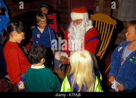 I bambini a Santa Claus Village Santapark e nella periferia della capitale città di Rovaniemi Circolo Polare Artico in Lapponia Finlandia Foto Stock