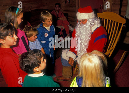 I bambini a Santa Claus Village Santapark e nella periferia della capitale città di Rovaniemi Circolo Polare Artico in Lapponia Finlandia Foto Stock