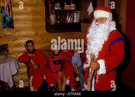 I bambini a Santa Claus Village Santapark e nella periferia della capitale città di Rovaniemi Circolo Polare Artico in Lapponia Finlandia Foto Stock