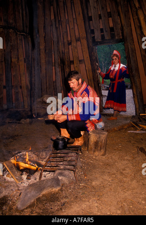 Popolazione Sami, Sami uomo donna Sami, all'interno di lodge Lodge, Konttaniemi fattoria di renne, a nord di Rovaniemi, al di sopra del Circolo Polare Artico, Lapponia, Finlandia Foto Stock