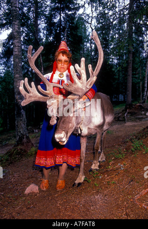 Sami donna con le renne, Sami donna, renne, Konttaniemi fattoria di renne, a nord di Rovaniemi, al di sopra del Circolo Polare Artico, Lapponia, Finlandia Foto Stock