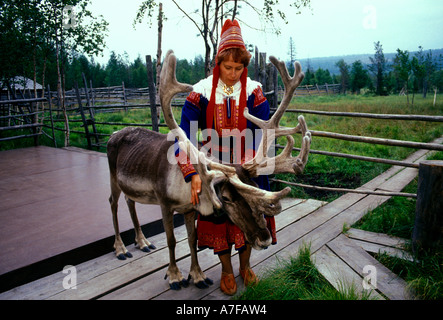 Sami donna con le renne, Sami donna, renne, Konttaniemi fattoria di renne, a nord di Rovaniemi, al di sopra del Circolo Polare Artico, Lapponia, Finlandia Foto Stock