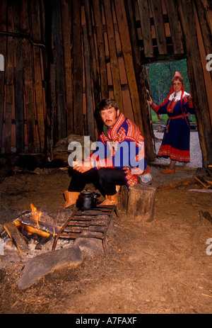 Popolazione Sami, Sami uomo donna Sami, all'interno di lodge Lodge, Konttaniemi fattoria di renne, a nord di Rovaniemi, al di sopra del Circolo Polare Artico, Lapponia, Finlandia Foto Stock