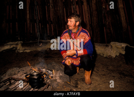 Popolazione Sami, Sami uomo, all'interno di lodge Lodge, Konttaniemi fattoria di renne, a nord di Rovaniemi, al di sopra del Circolo Polare Artico, Lapponia, Finlandia Foto Stock