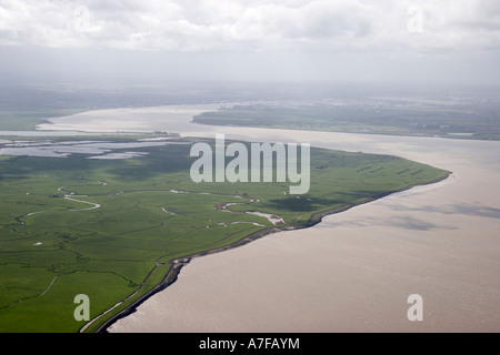 Elevato livello obliquo di vista aerea a sud-ovest di Cliffe paludi Fiume Tamigi in Kent England Regno Unito Foto Stock