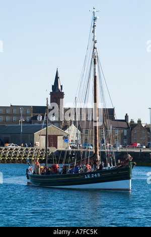 dh Swan aringa drifter Scozia KIRKWALL HARBOUR ORKNEY Fifie tipo due barche di ringhiera in partenza barche tradizionali di fishingboat Foto Stock