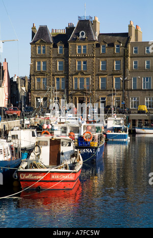 dh Kirkwall Hotel KIRKWALL ORKNEY Fishingboats at banchina ormeggio porto barche ormeggiate da pesca porto scozia Foto Stock