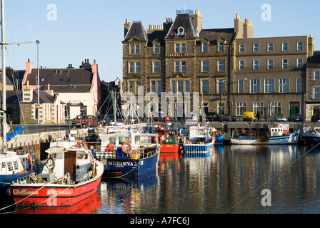 dh Kirkwall Harbour KIRKWALL ORKNEY Fishingboats at Quayside Kirkwall Hotel orkneys scozia isole porto barche Foto Stock