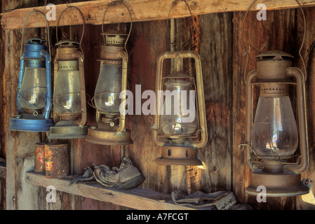 Lanterne in Firehouse su Main Street nella città fantasma di Bodie, CALIFORNIA, STATI UNITI D'AMERICA Foto Stock