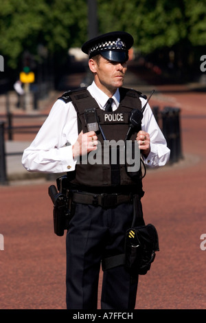 Polizia armata mantenendo vigile guardare a Londra, Regno Unito. Foto Stock