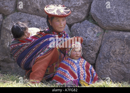 SA, Perù Cusco famiglia peruviana a Inti Raymi Festival, abito tradizionale, Sacsayhuaman (MR) Foto Stock